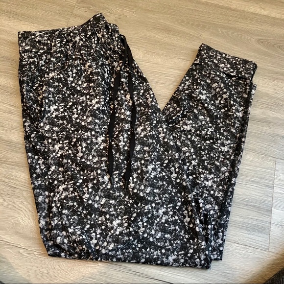 Limited Edition Lululemon Shimmer Jogger - Picture 6 of 15